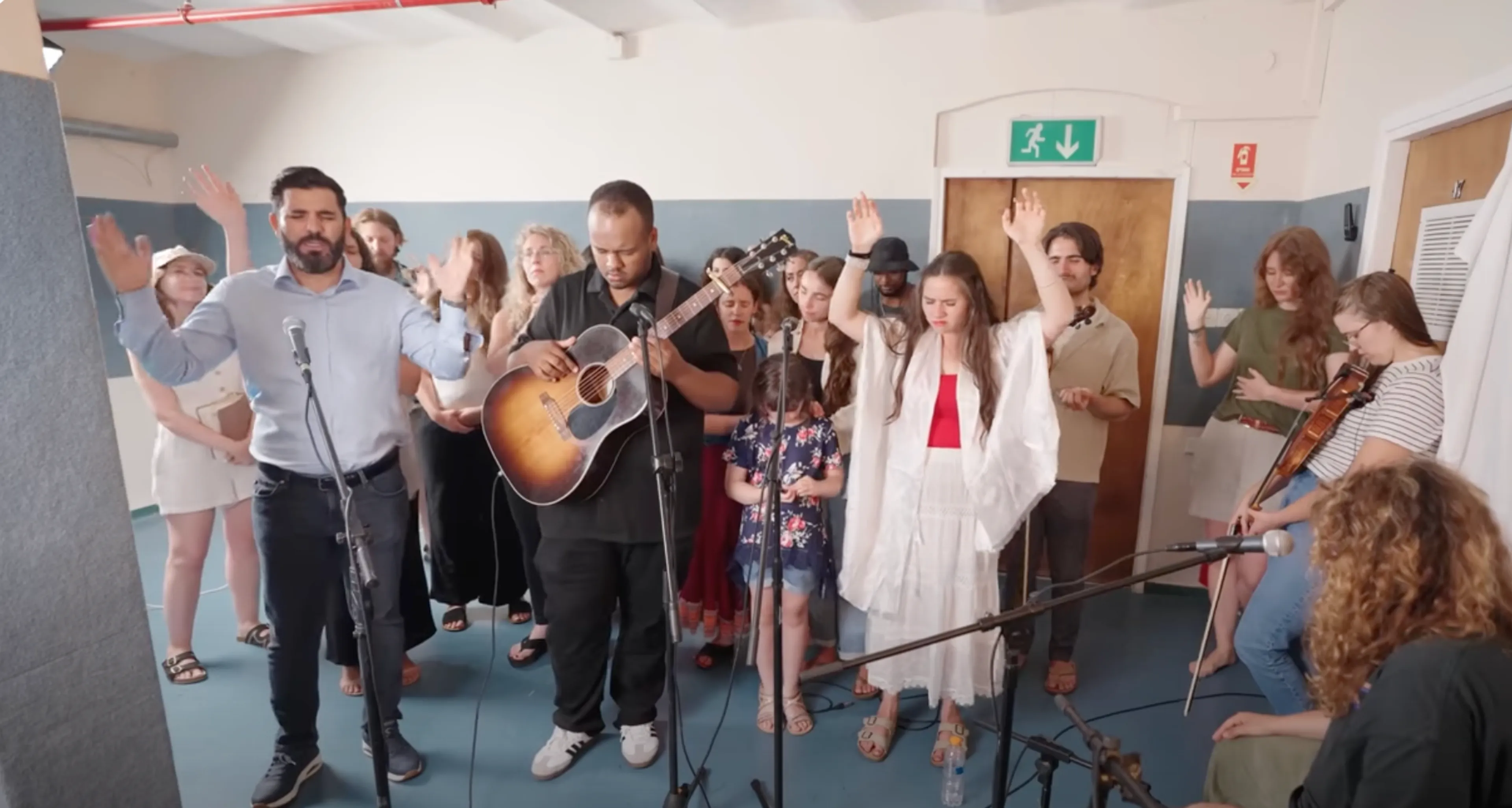 Iraniërs en Israëliërs aanbidden God in schuilkelder