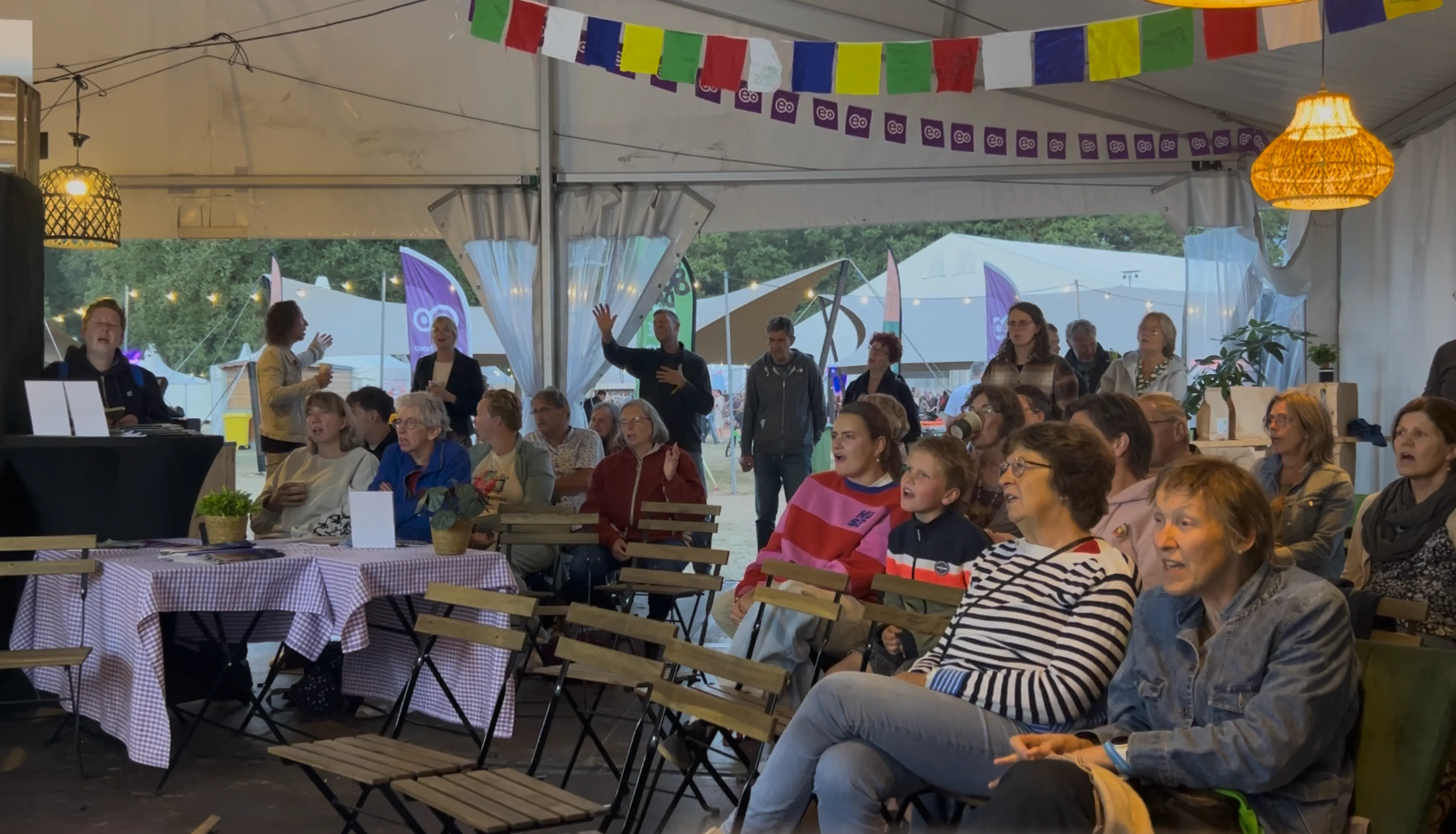 Samen zingen vanuit New Wine