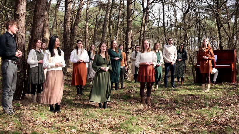 Jongerenkoor Genadeklanken zingt oude hymne: 'Jezus, houd mij dicht bij het kruis'