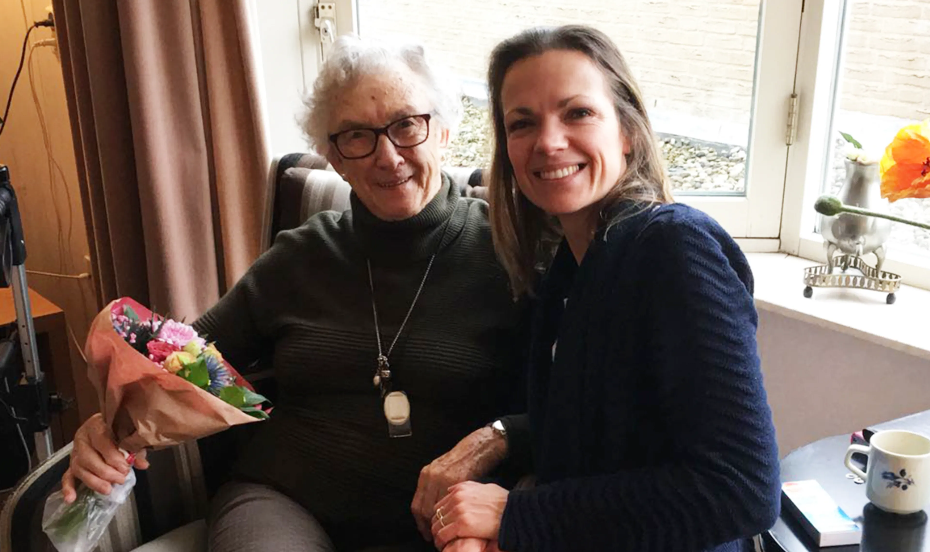 Mirjam zong 'Er is een God die hoort' voor 98-jarige vriendin