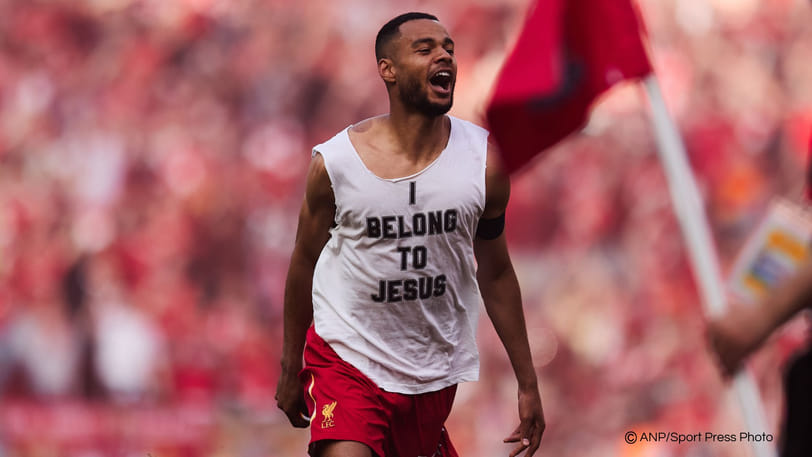 Cody Gakpo 'is van Jezus' en laat Nederlandstalig zegenlied horen tijdens interview