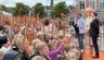 Koningin Maxima toegezongen door honderden kinderen in Genemuiden