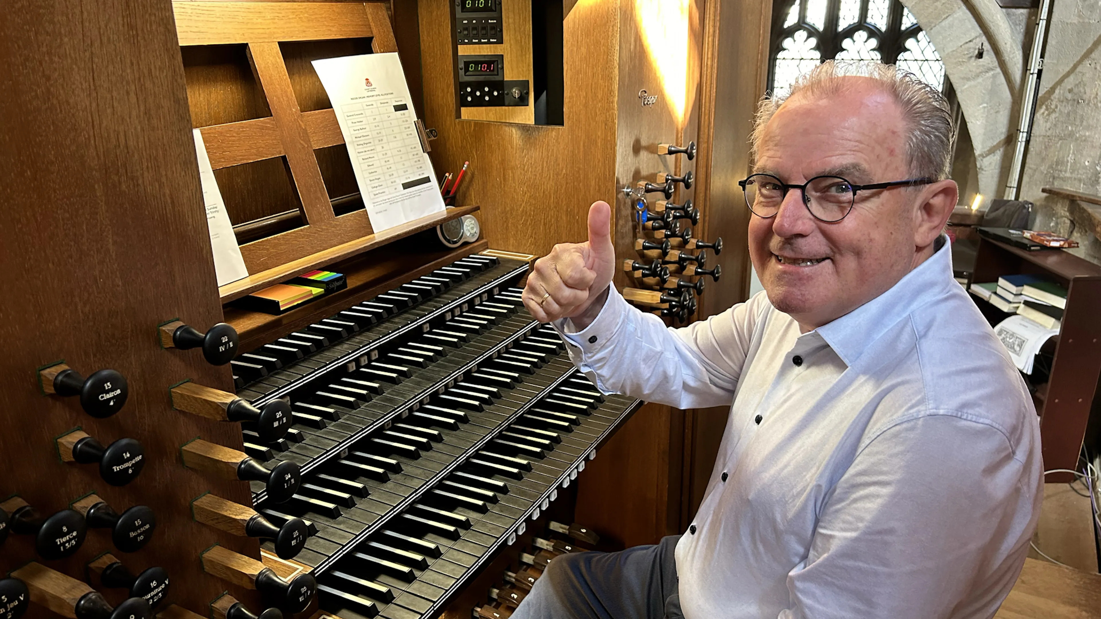 Martin achter het machtige orgel van Christ Church Cathedral in Oxford tijdens een eerdere Nederland Zingt-reis