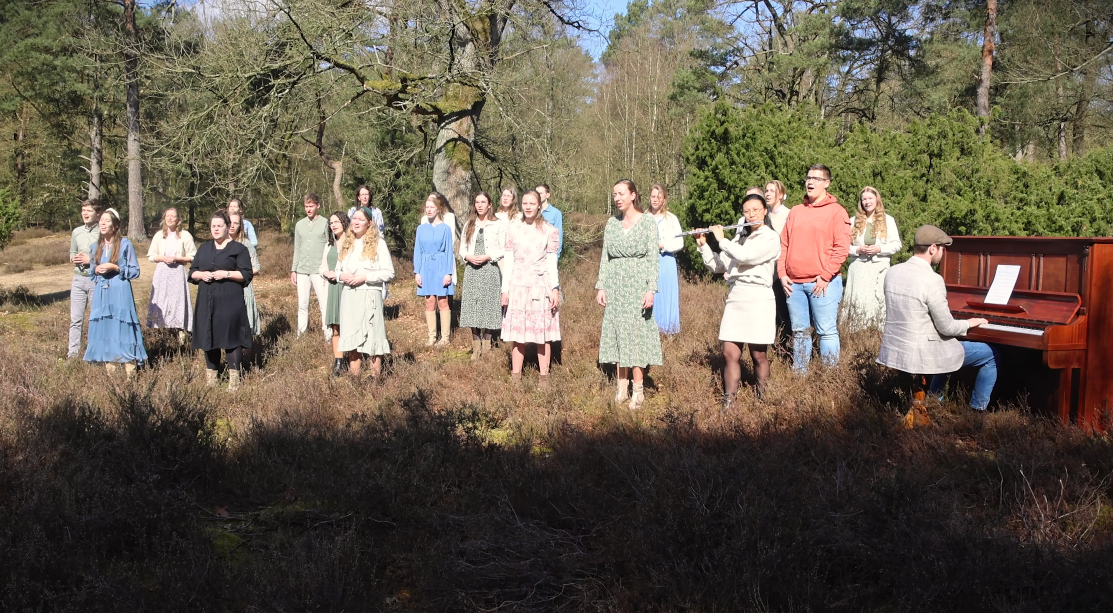 Jongerenkoor Een Nieuw Lied zingt 'O dat bidden' op de hei