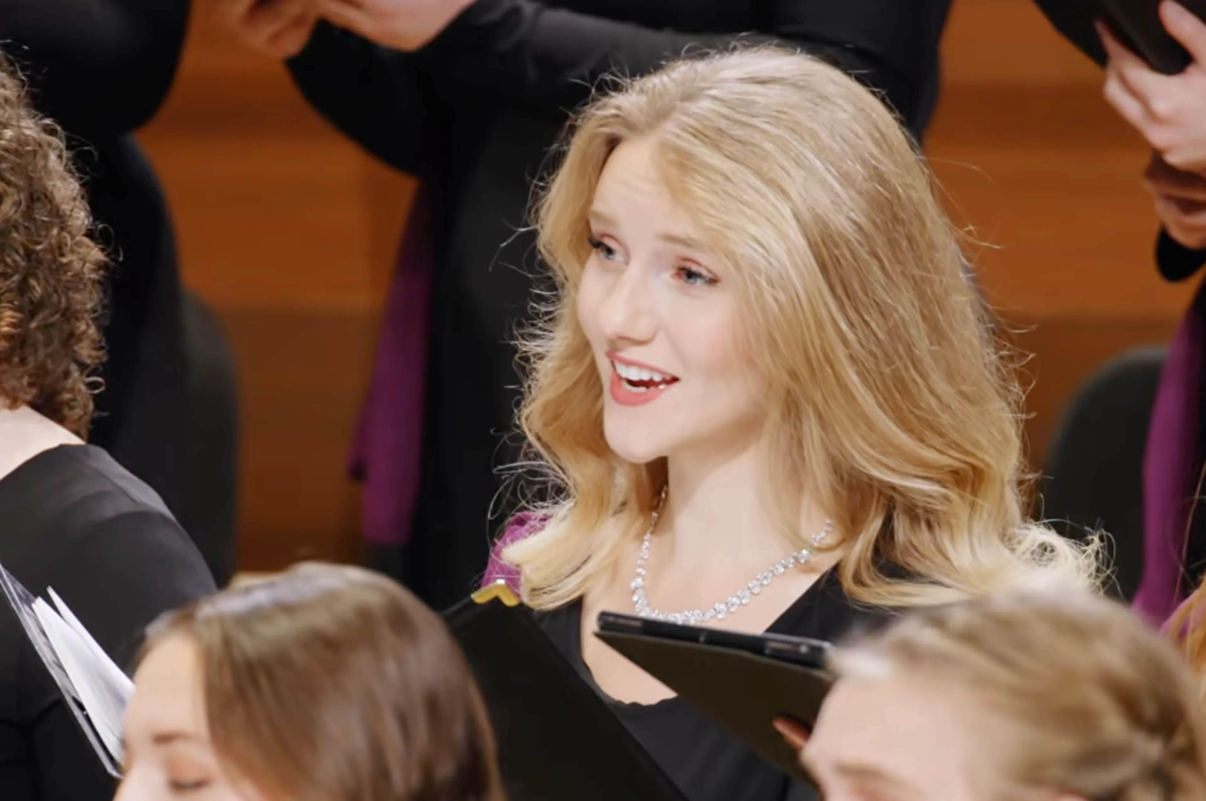 Gemengde studentenkoren zingen 'Joy to the World' en 'Noël' op schitterende wijze