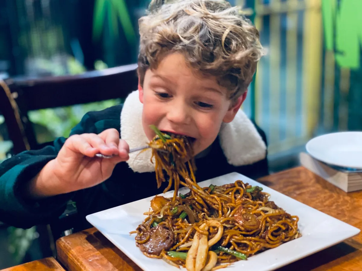 Gezellige buitenmarkt Deventer tijdens Nederland Zingt Event
