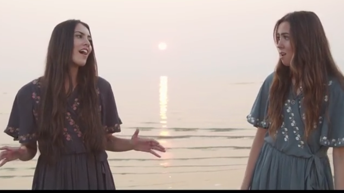 Zien: zusjes zingen beeldschone versie 'Oceans'