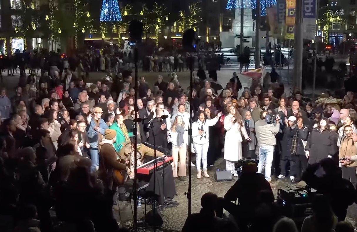 Aanbidding op de Dam in Amsterdam raakt mensen over de hele wereld