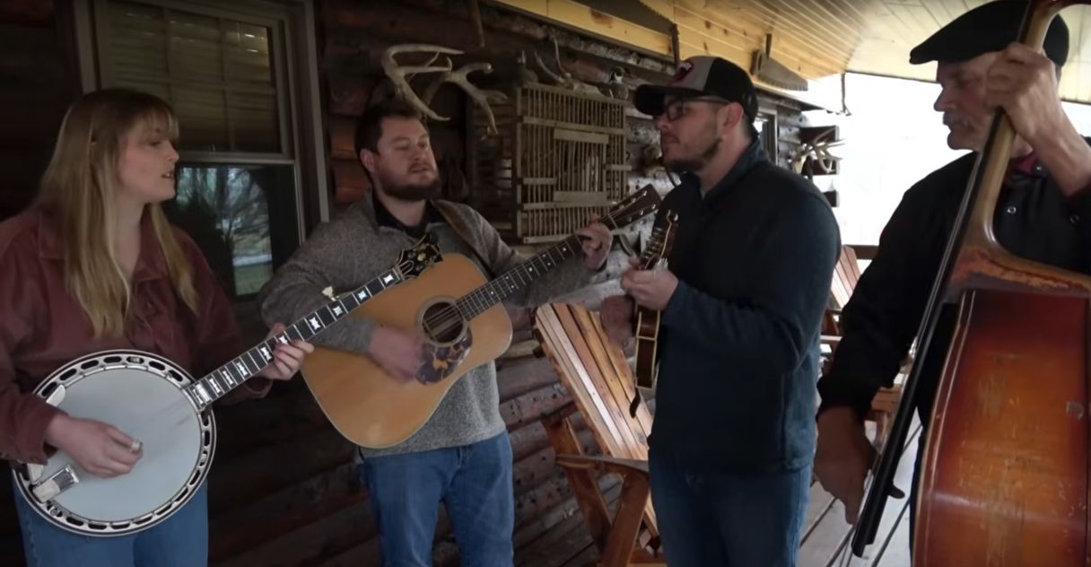 Luister naar Hank Williams' 𝘐 𝘴𝘢𝘸 𝘵𝘩𝘦 𝘓𝘪𝘨𝘩𝘵 door Backwoods Bluegrass