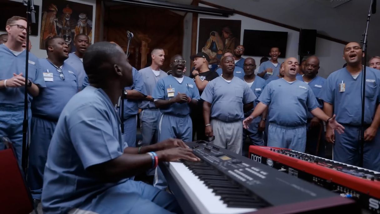 Ontroerend: Gevangenen zingen 'Jireh' van Maverick City