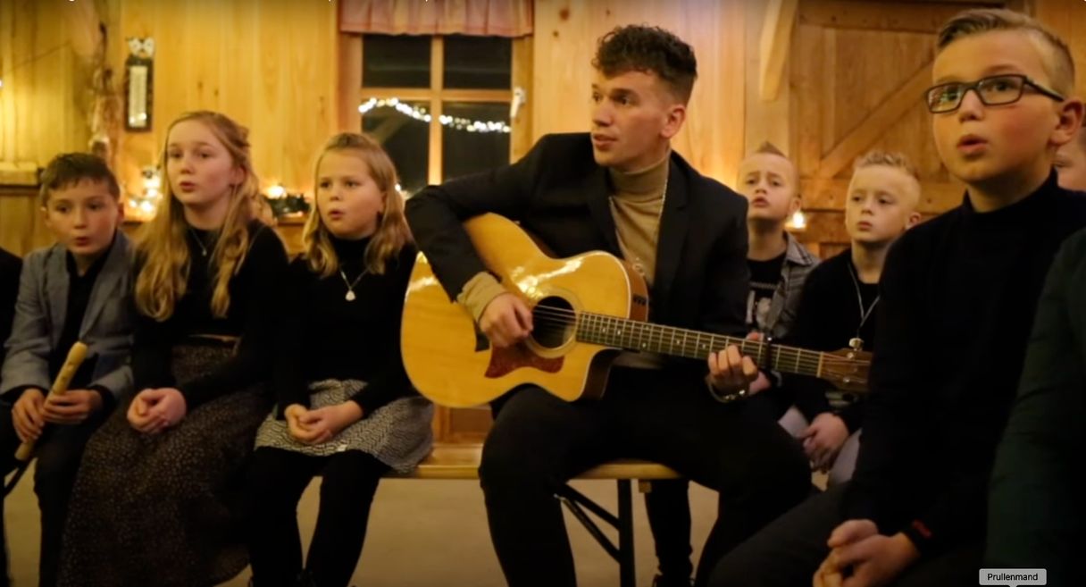 25 kinderen zingen op Urk 'Kerstnacht boven Bethlehem' van Sela