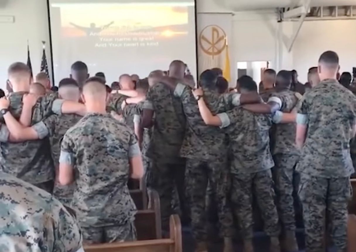 Kippenvel! Mariniers zingen 'tienduizend redenen'