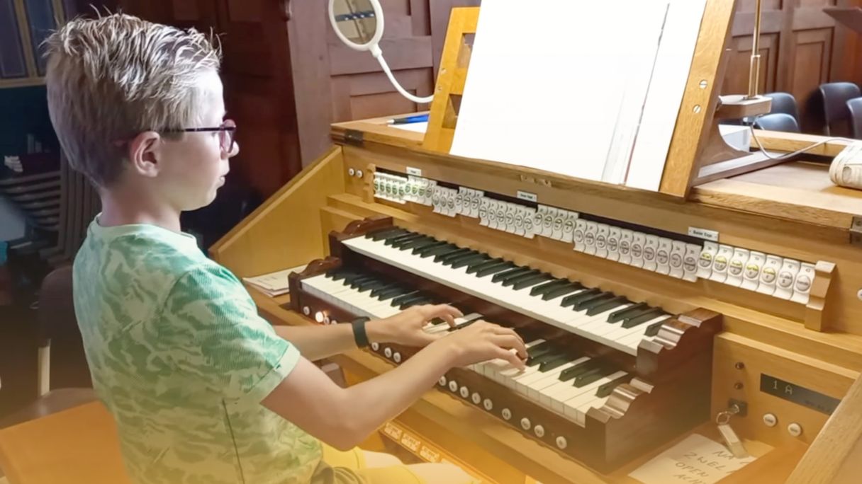 Jonge organist speelt de sterren van de hemel met 'Op bergen en in dalen'