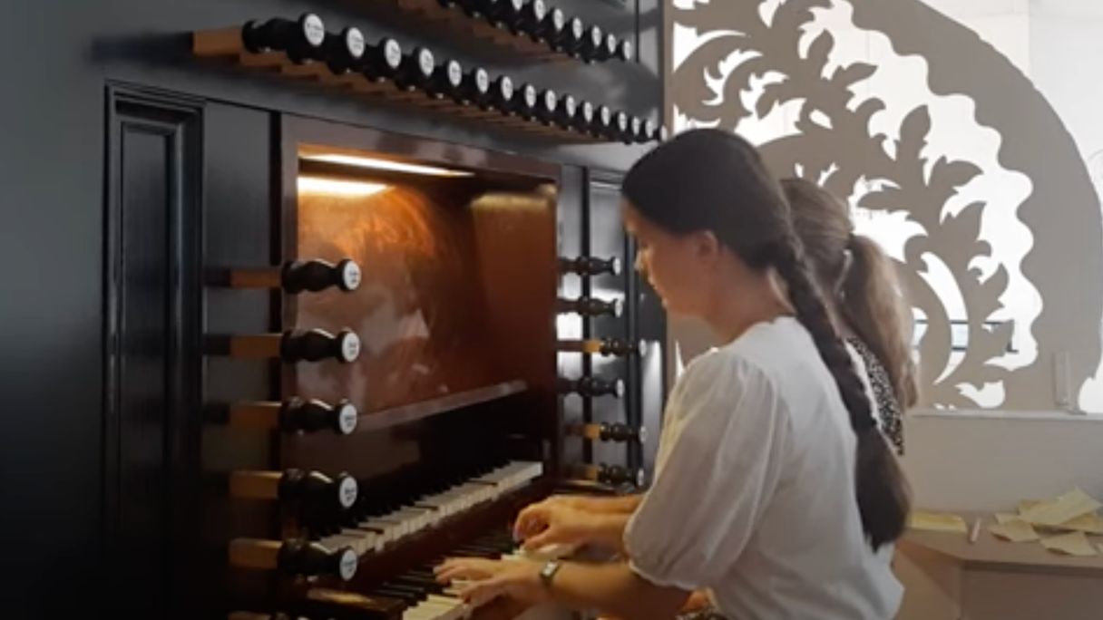 Indrukwekkend hoe deze zusjes 'Merck toch hoe sterck' op het orgel spelen
