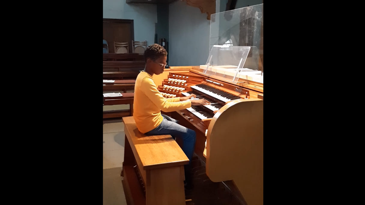 Jonge organist Ezekiel (11 jaar) speelt Psalm 68 op het kerkorgel in Poeldijk