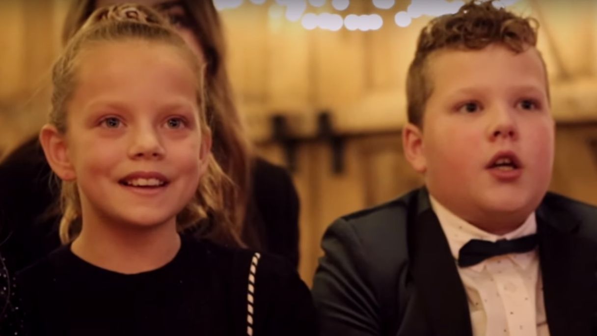 25 kinderen zingen 'Kerstnacht boven Bethlehem'