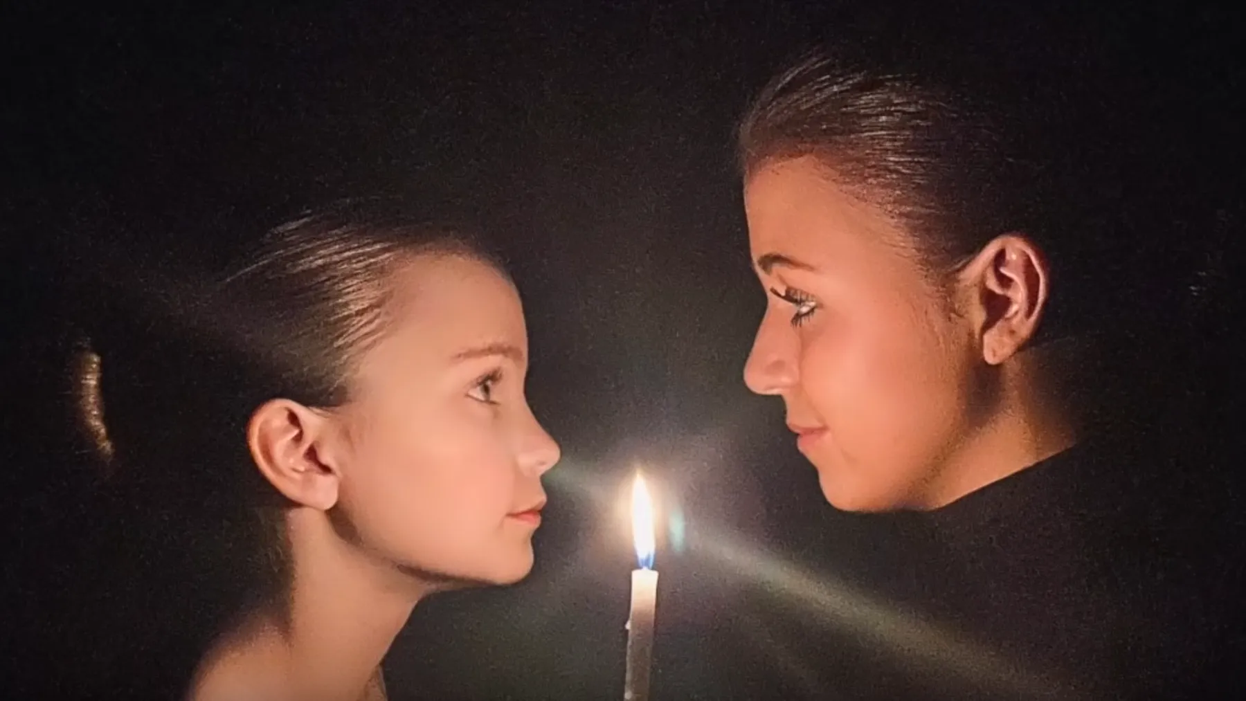 Prachtige paasversie van 'Hallelujah' gezongen door 2 zussen