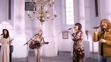 De familie van der Vijver zingt 'Volle verzeek'ring, Jezus is mijn!'