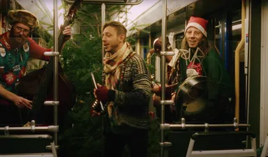 Luister hier naar het vrolijke nieuwe kerstlied van de band Trinity: 'Let Love Be The Gift'