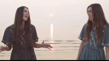 Zien: zusjes zingen beeldschone versie 'Oceans'