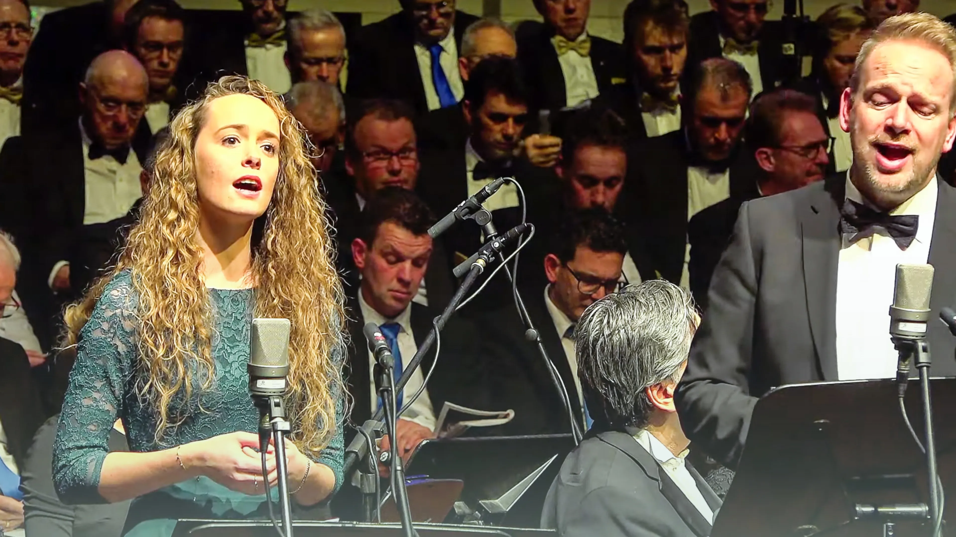 Tenira Sturm en Jaap Kramer zingen 'Voetstappen in het zand'