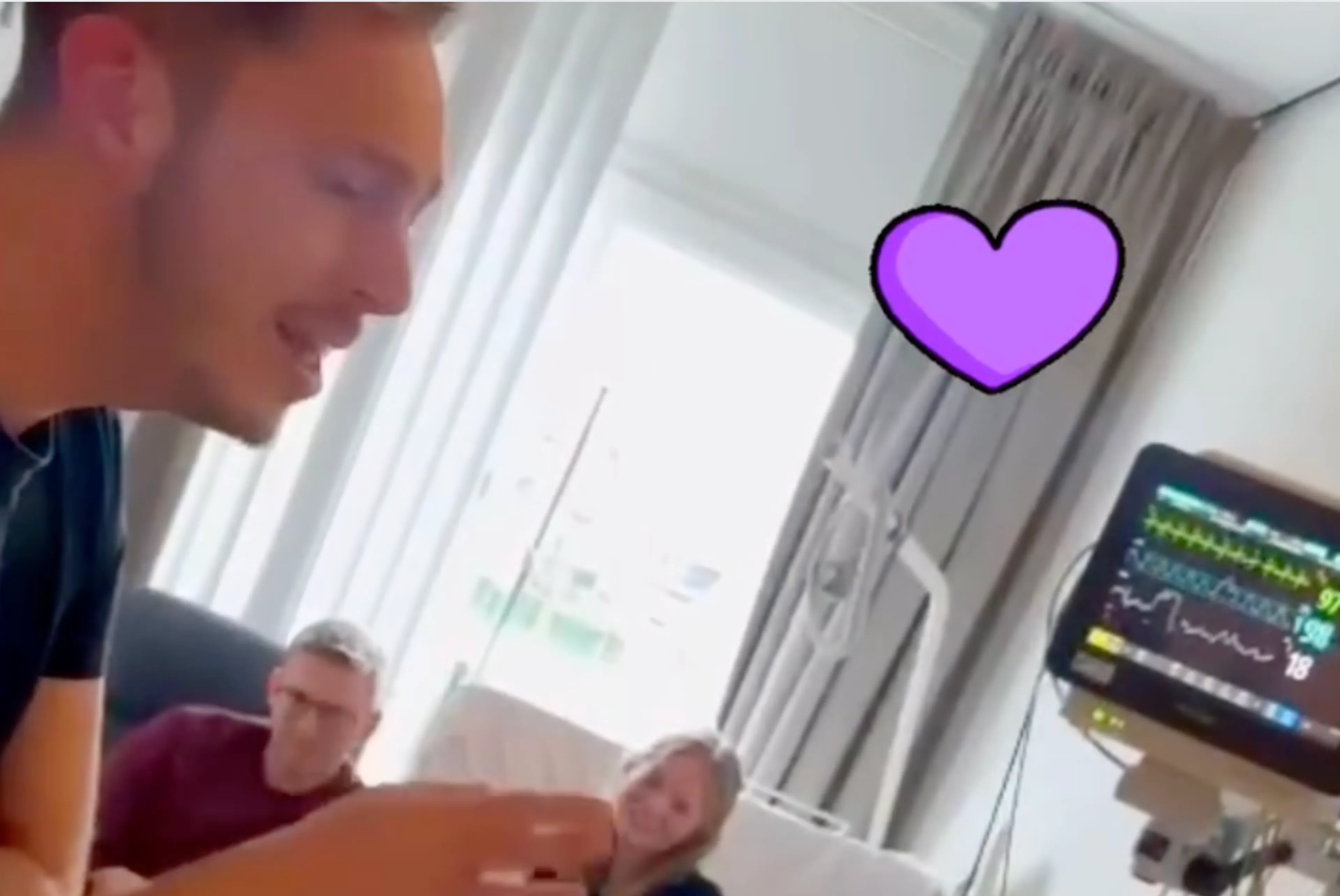 Vertederend: Elbert Smelt zingt voor baby en ouders in ziekenhuis