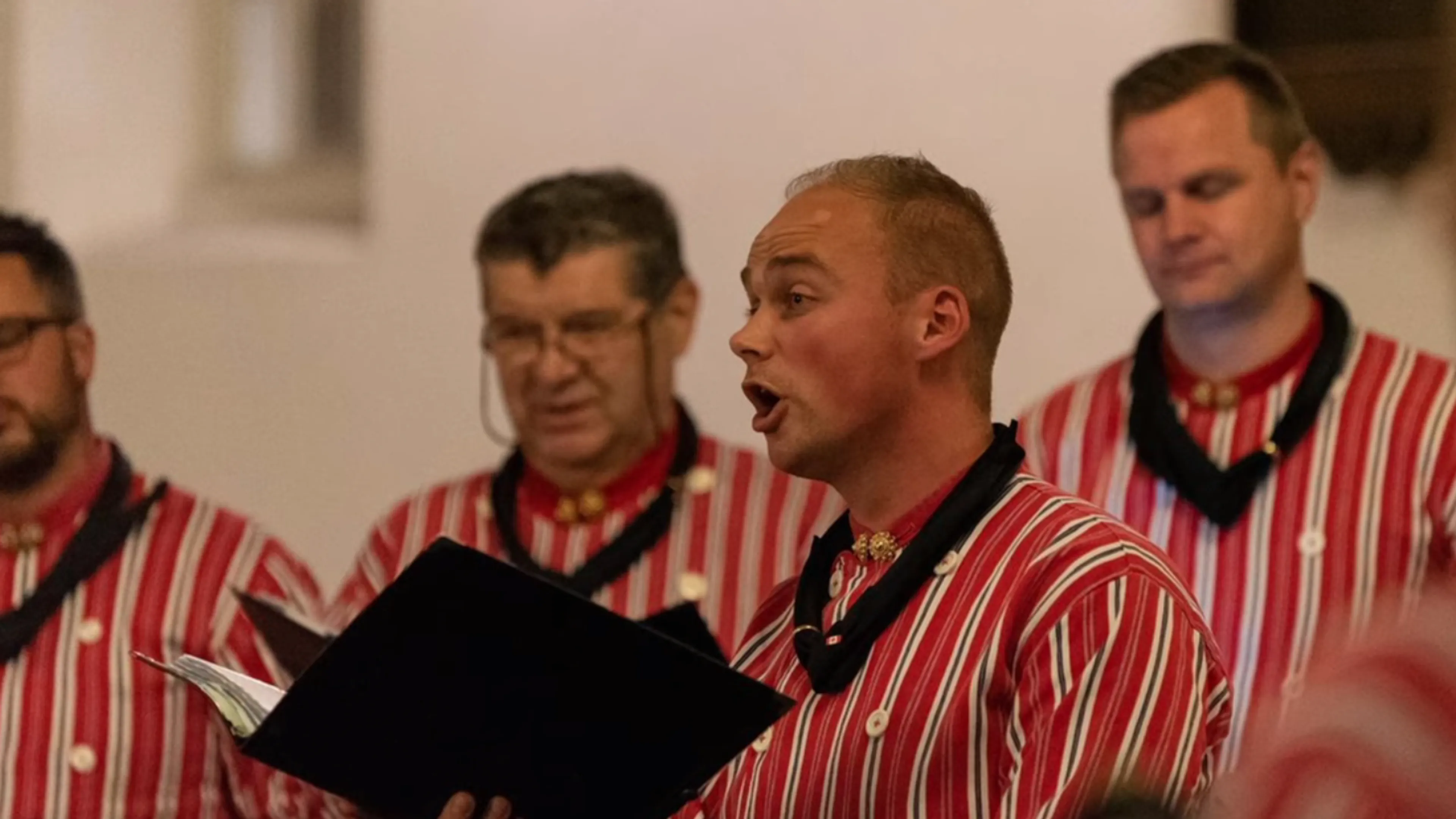 Urker Mans Formatie zingt bemoedigend lied 'Hoop'