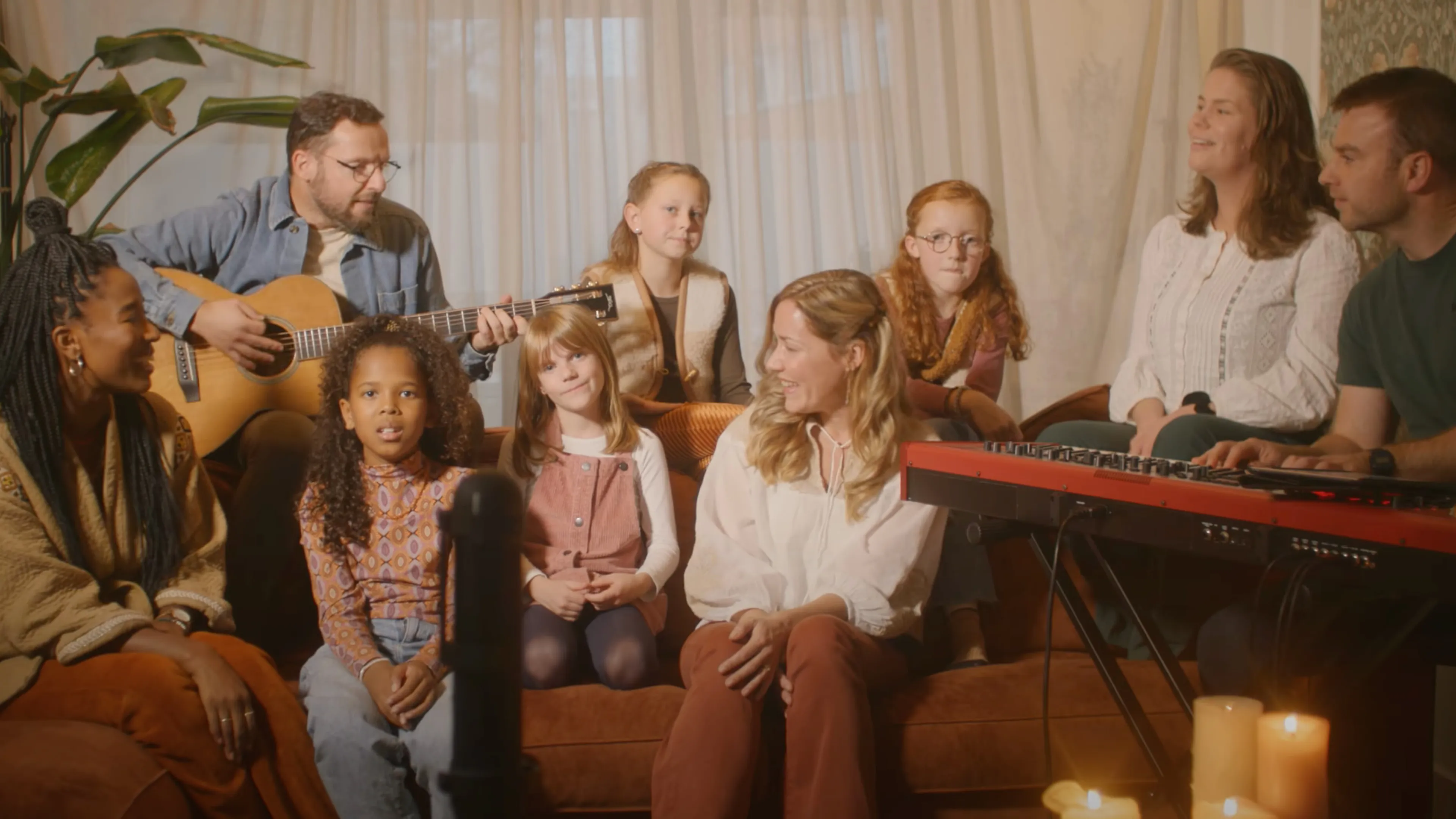 Prachtig! Kinderen zingen van Gods licht op Halloween