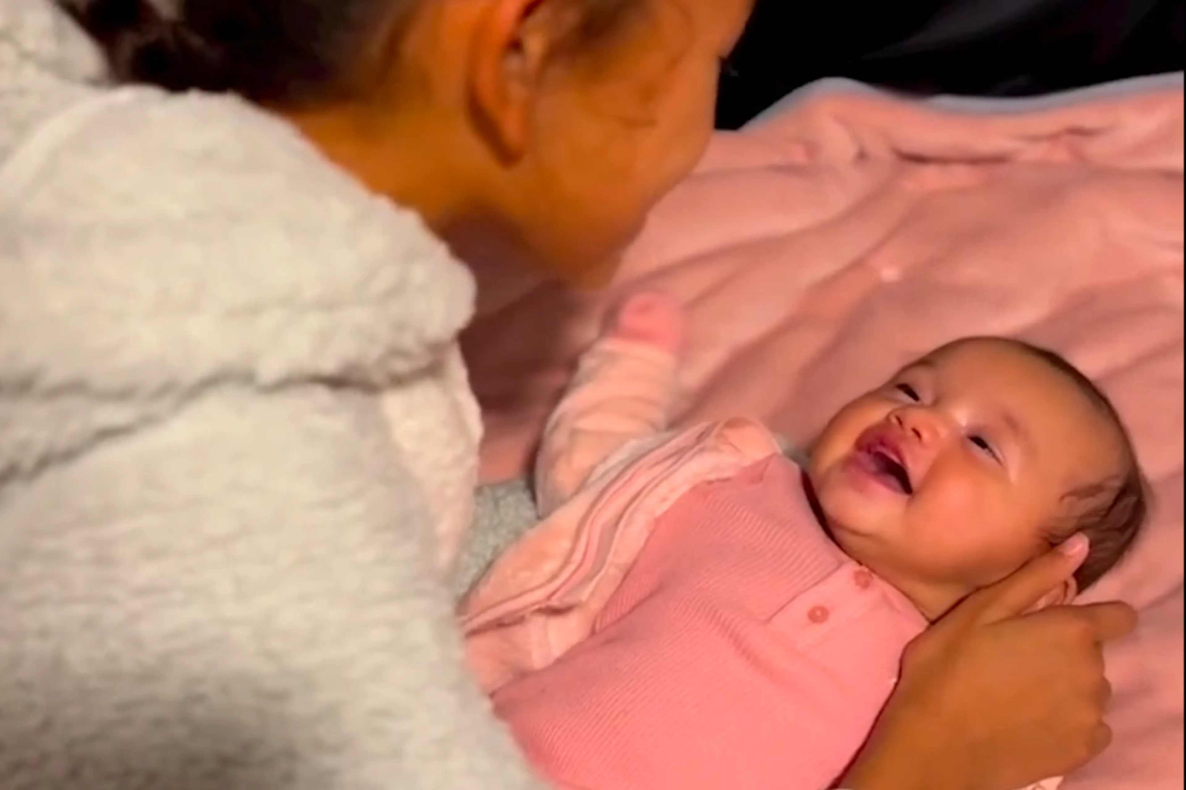 Ontroerend! Baby'tje probeert met zus mee te zingen: 'Ik ben een kind van God'