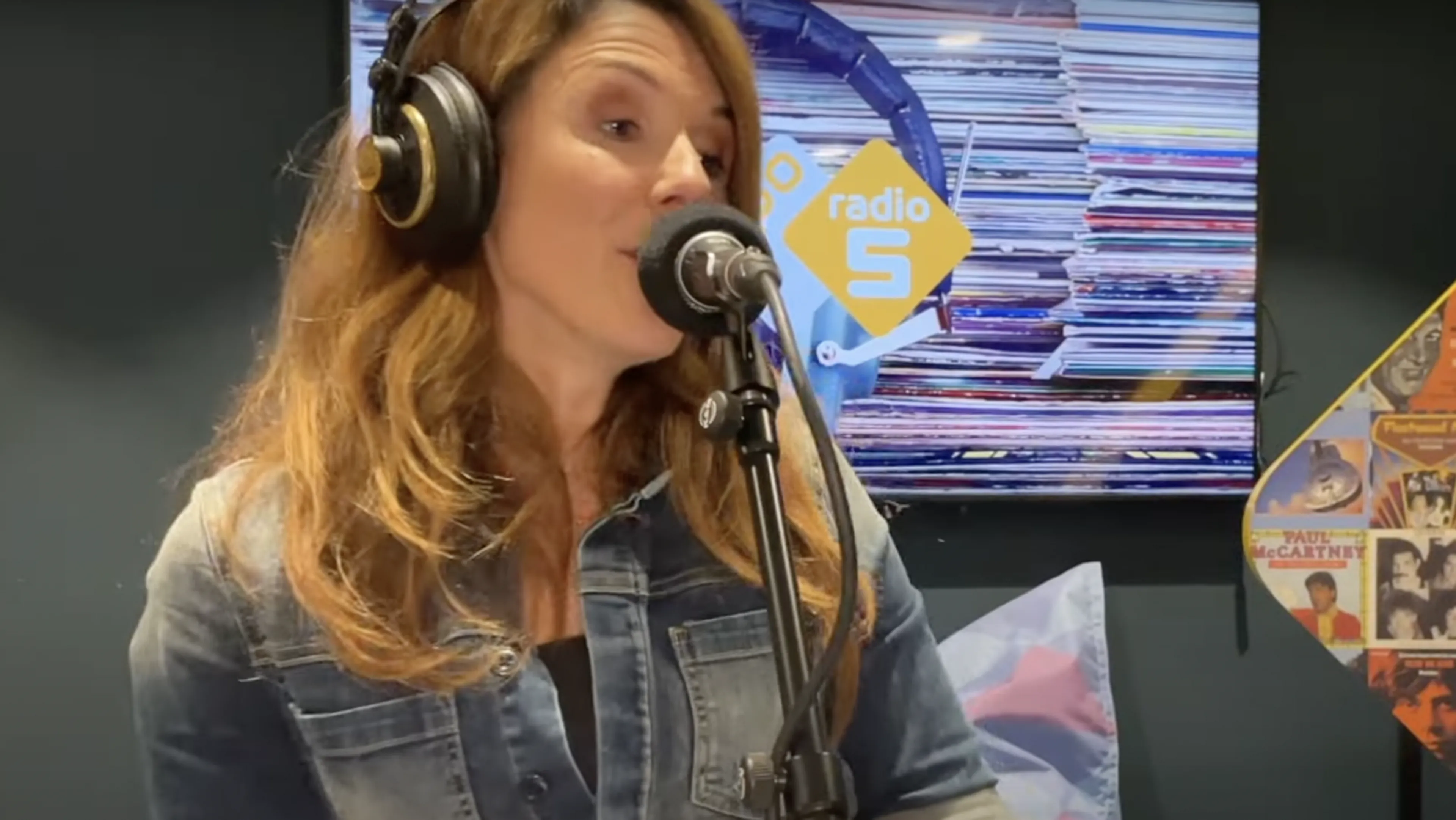 Luister naar het aanmoedigende lied 'Waarom niet nu' van Joke Buis