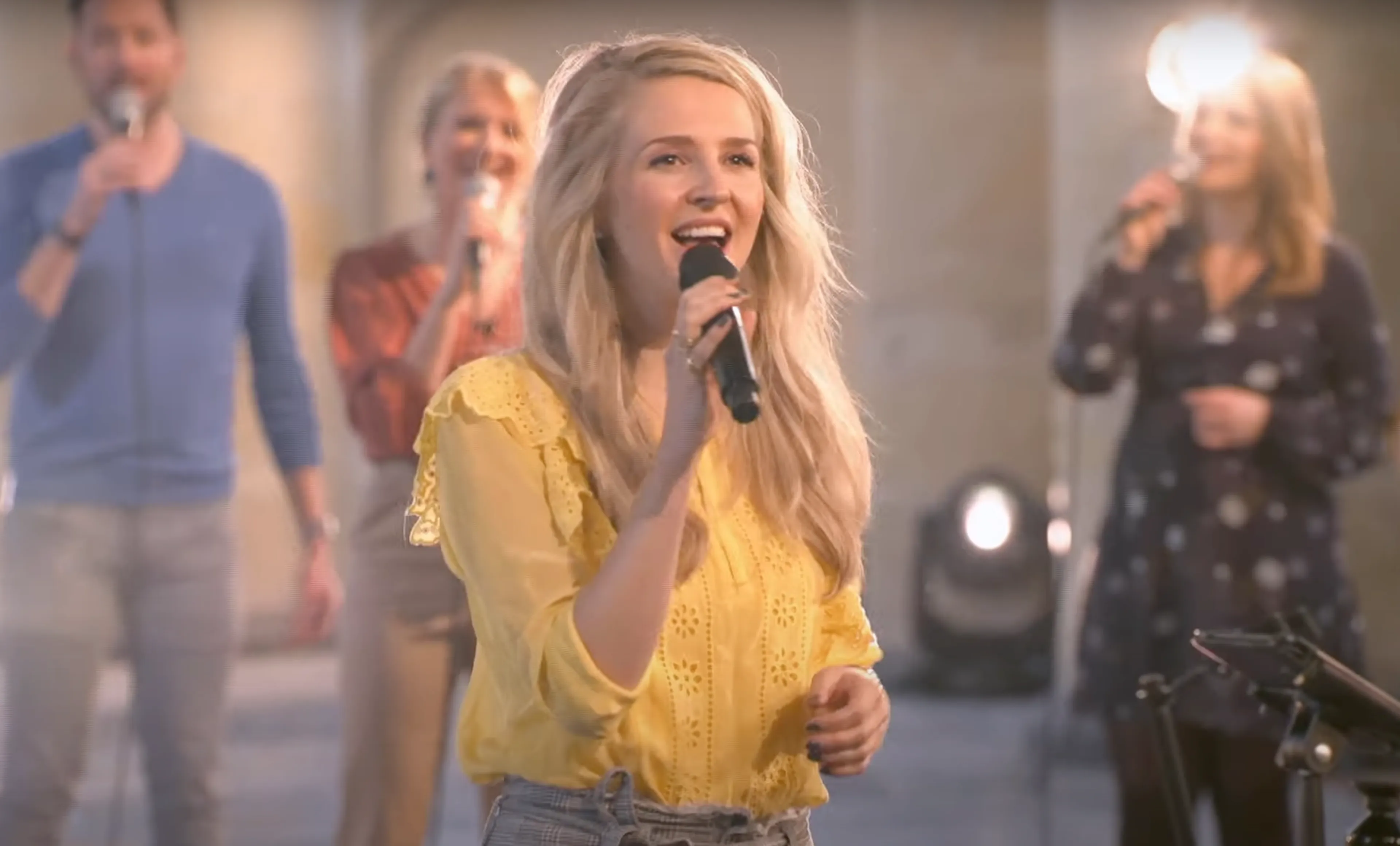 Luister naar het hoopvolle 'Heer wij kijken omhoog' van Sela