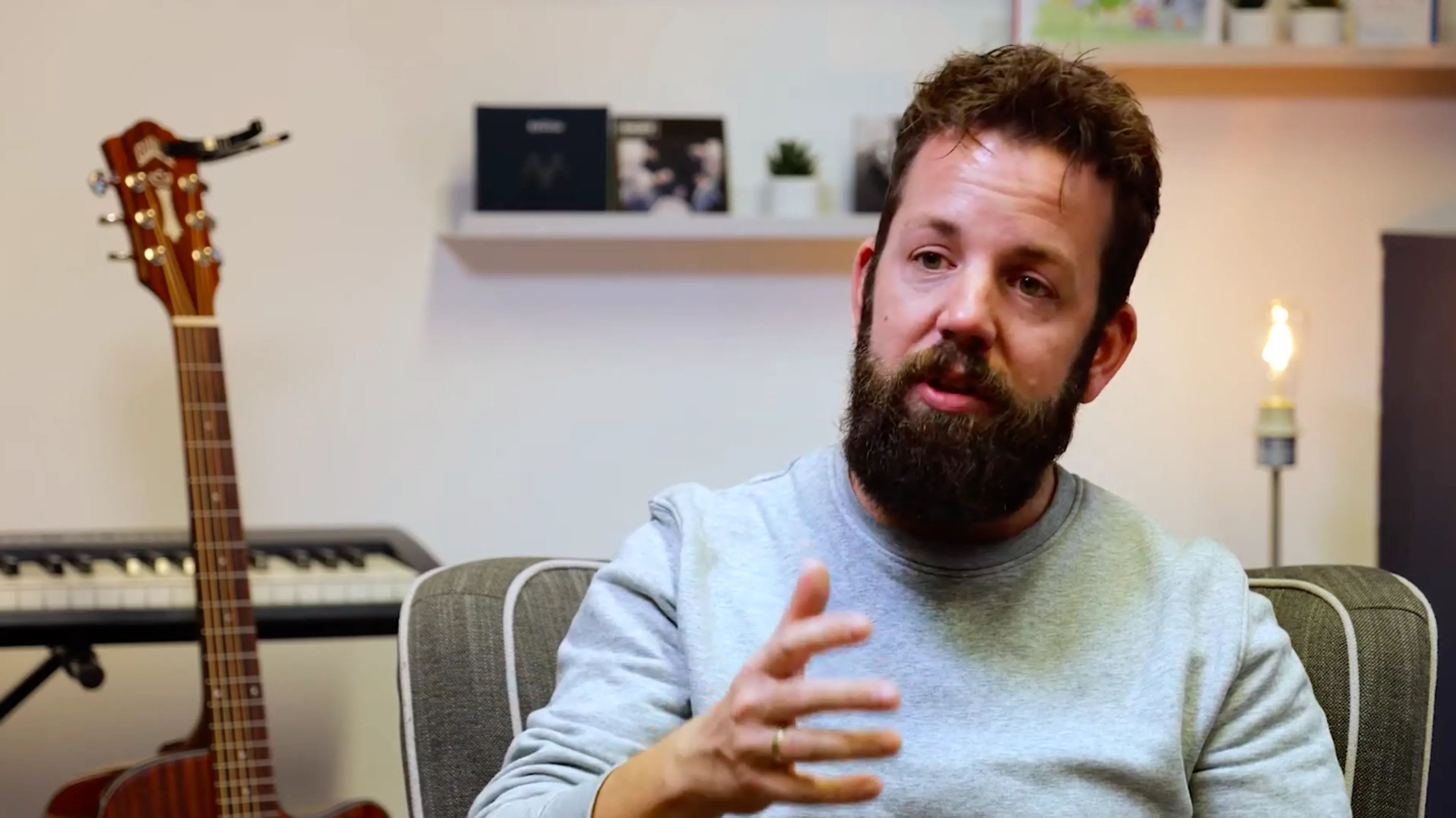 The Bowery komt met gevoelig lied over een achtergebleven oudere