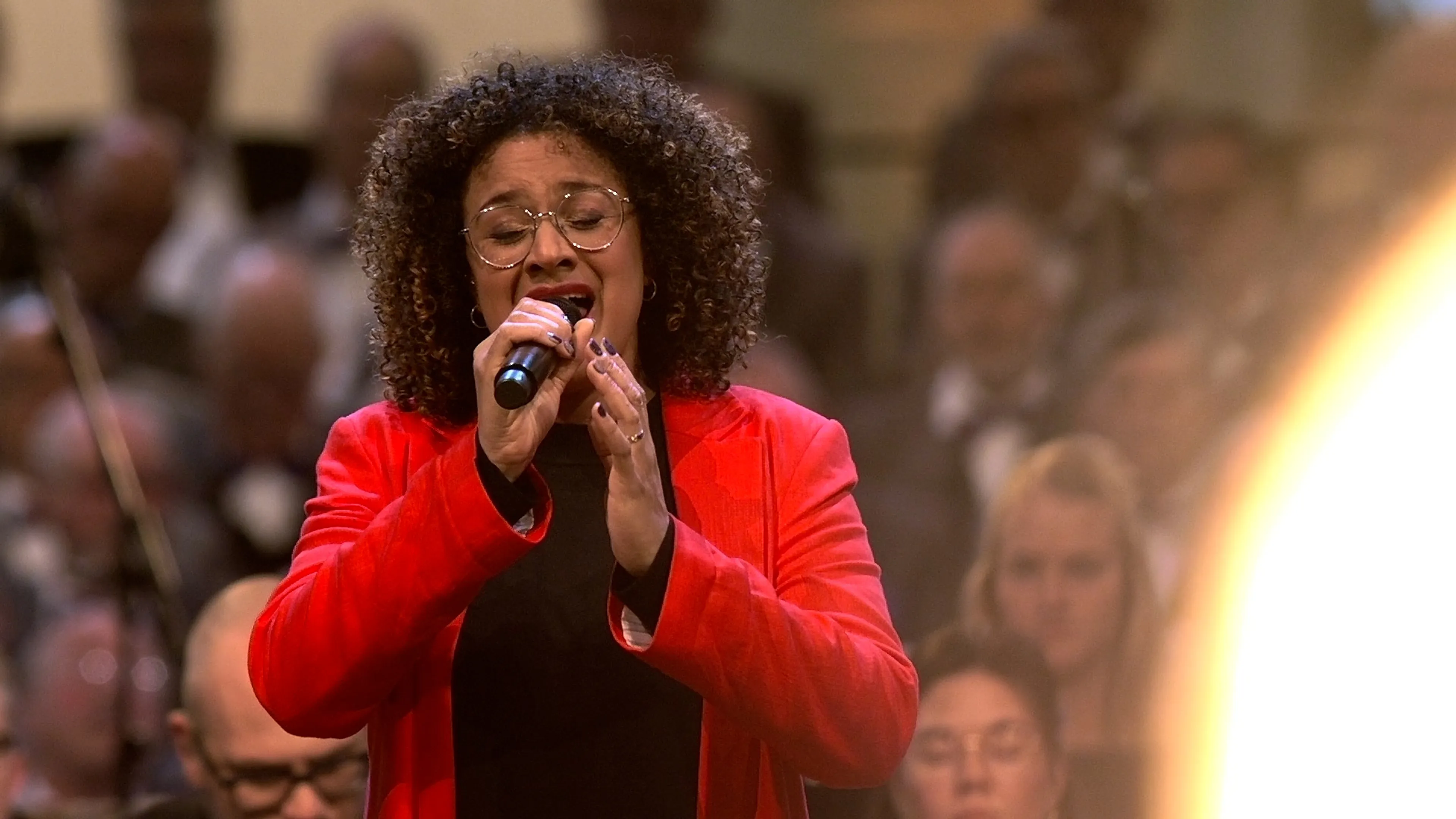 Ontroerend mooi! 'In Uw nabijheid' gezongen door Sharon Kips