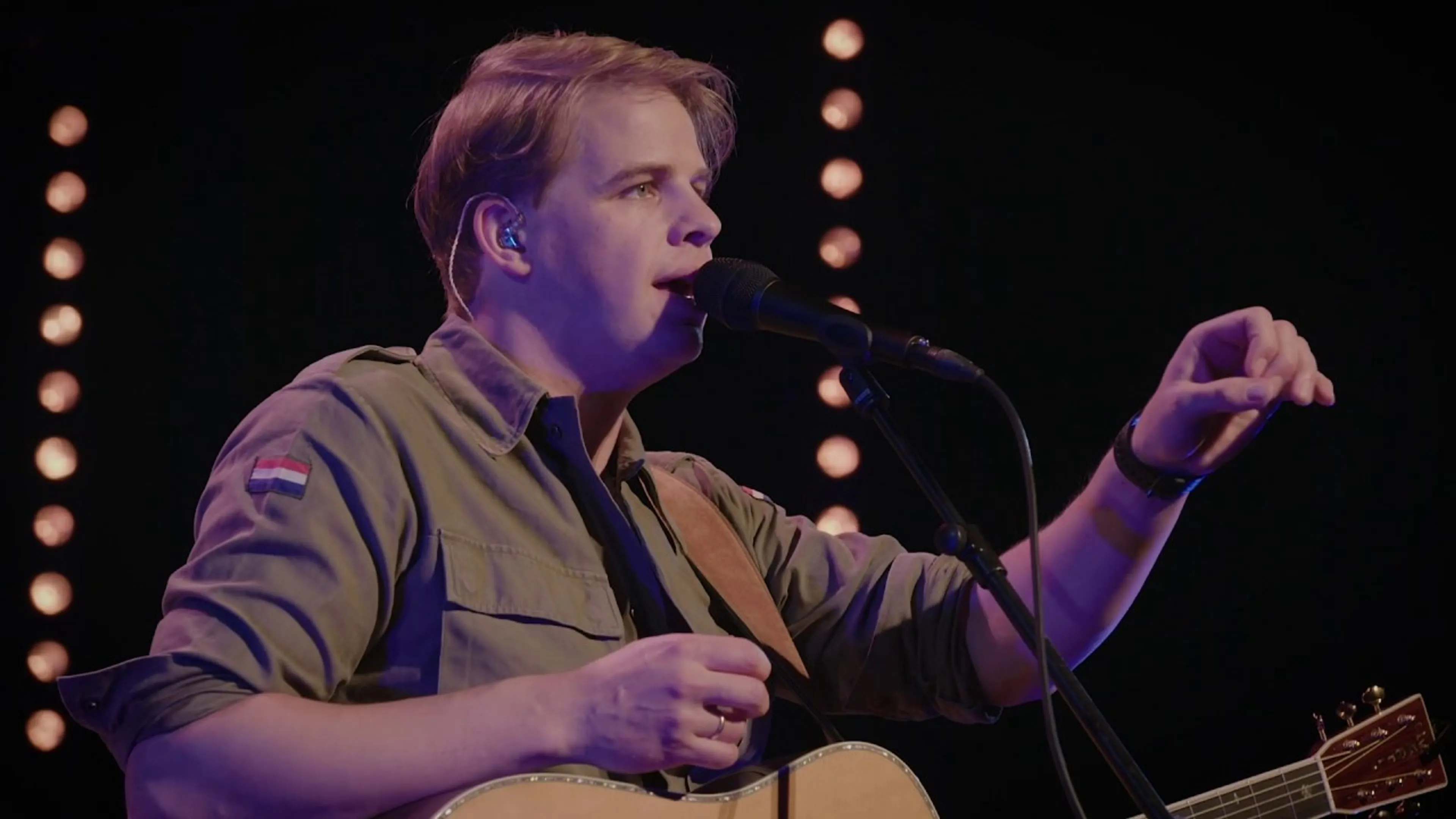 'Nooit ver bij jou vandaan' | Raak lied over hoop in de stormen van het leven