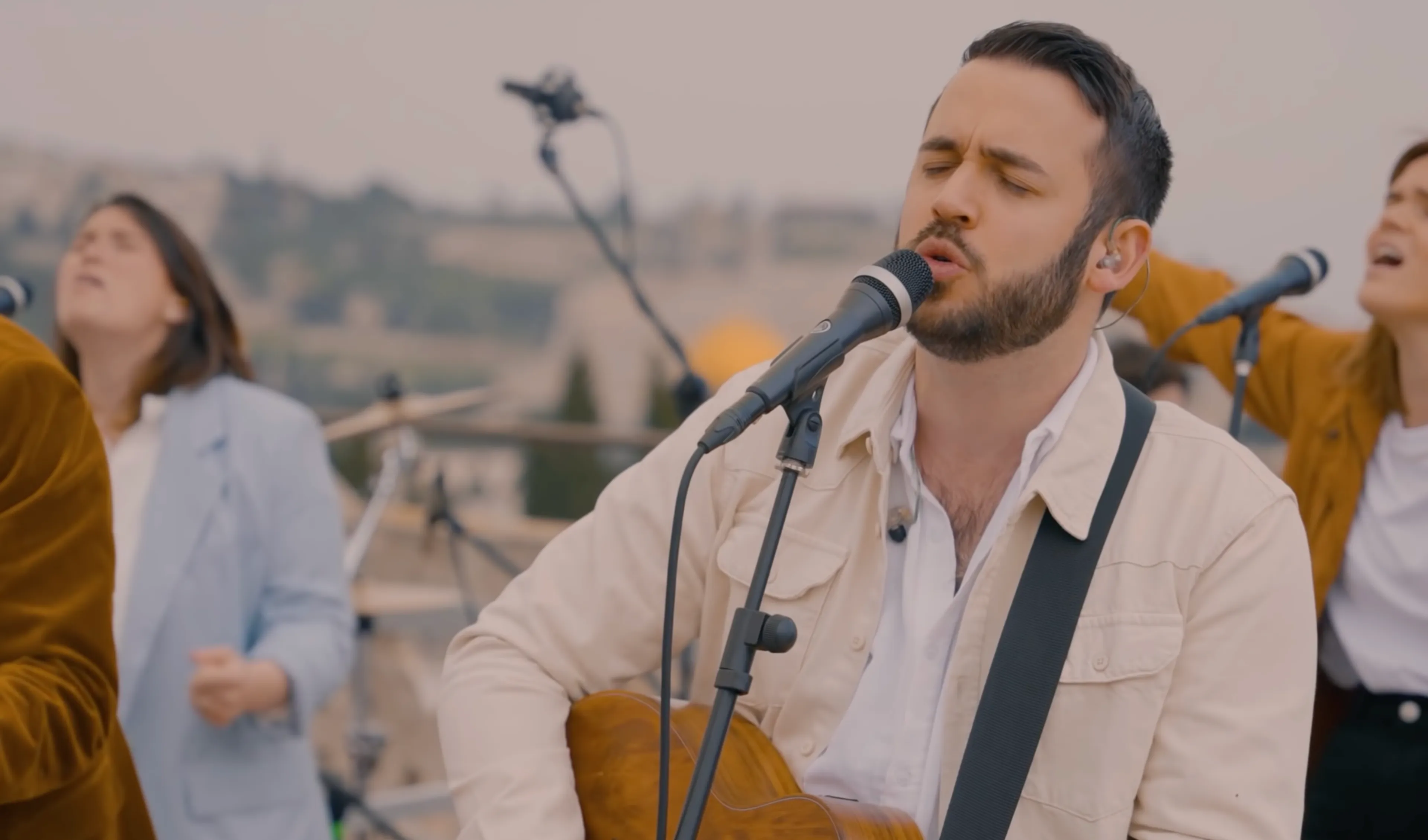 Prachtig! 'Above all' in het Hebreeuws, Arabisch en Engels