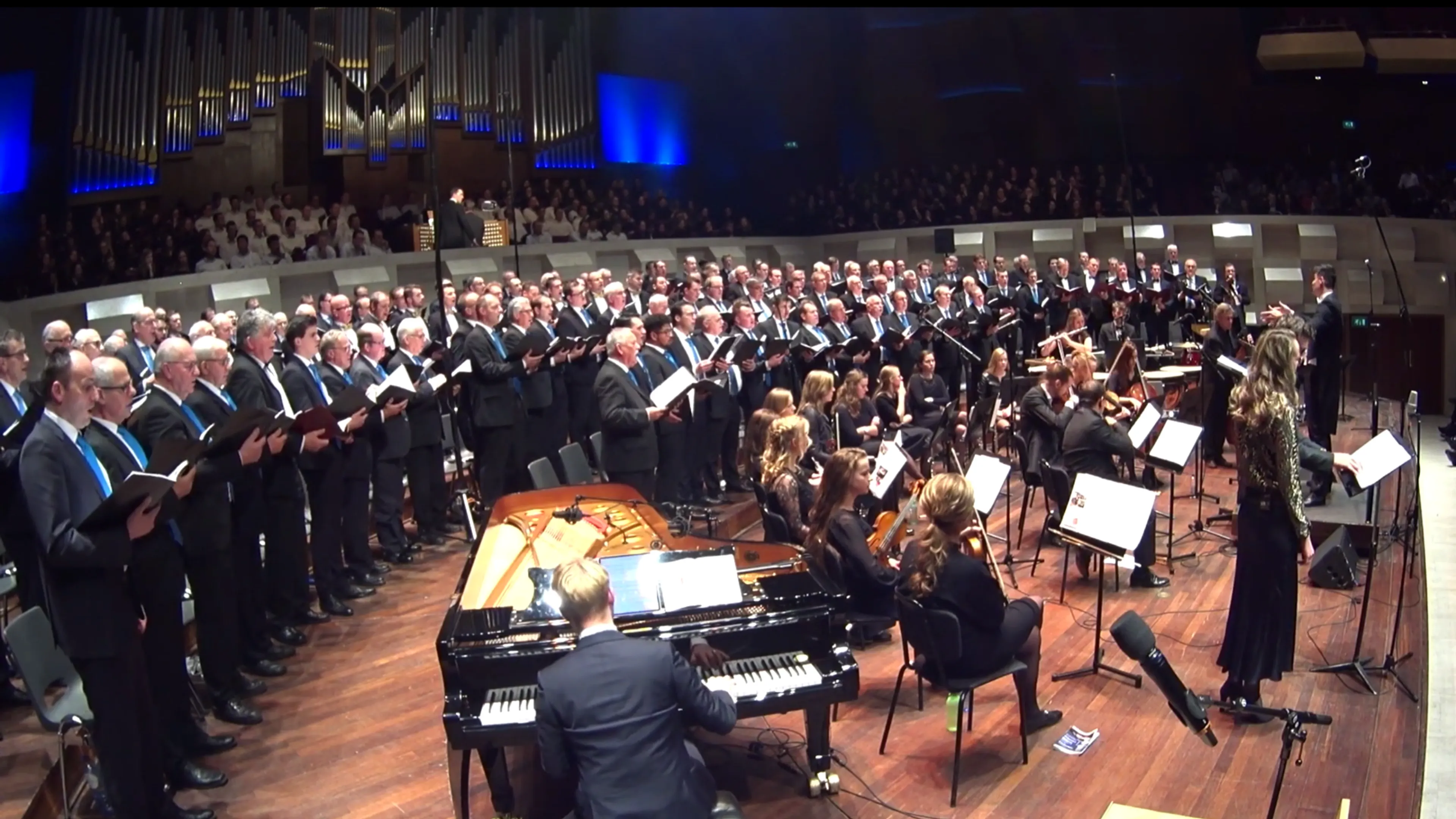 Heimwee naar massale koorzang met 'Wat de toekomst brengen moge'