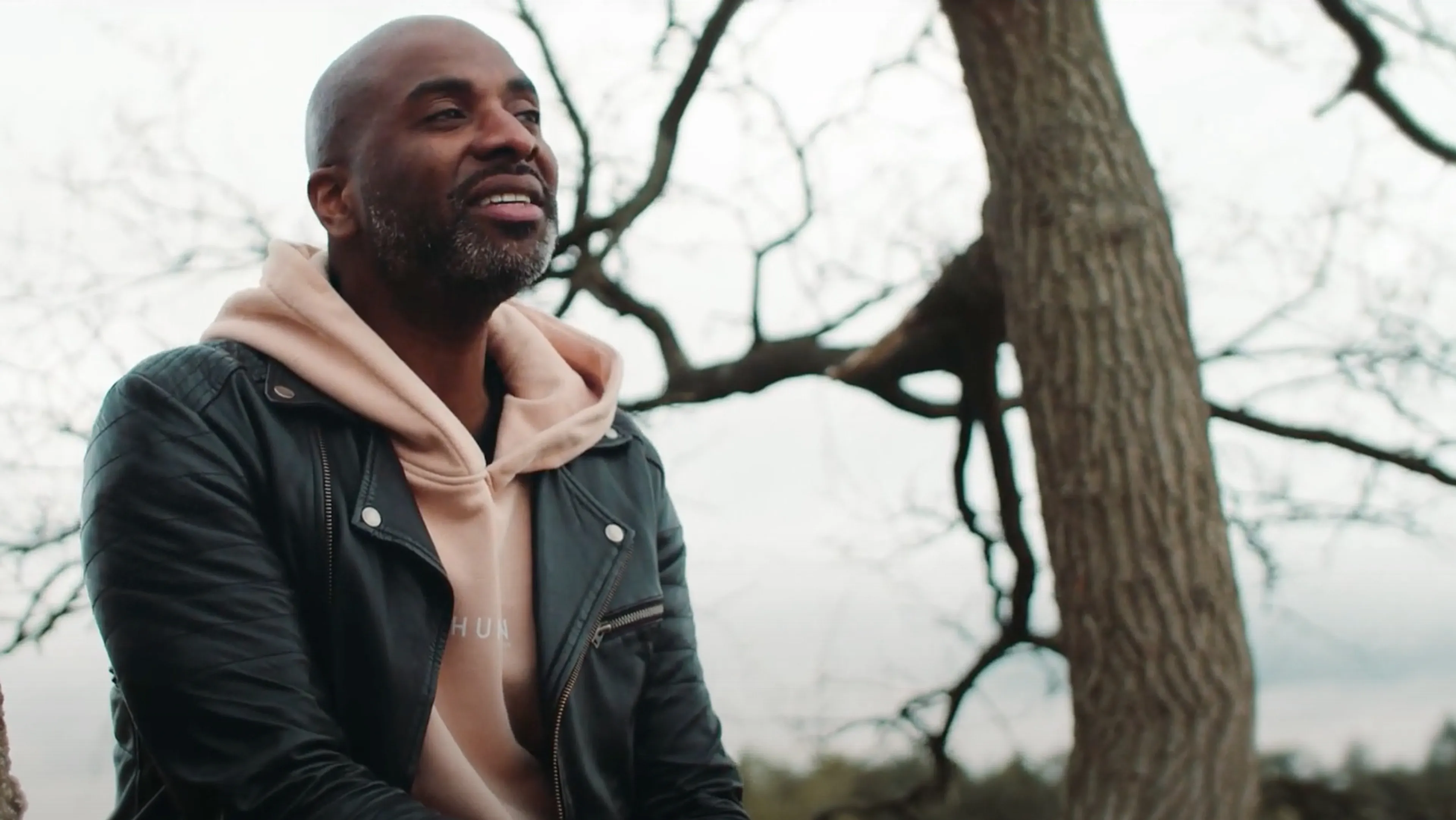 Kippenvel! Dwight Dissels zingt prachtig lied voor zijn kinderen