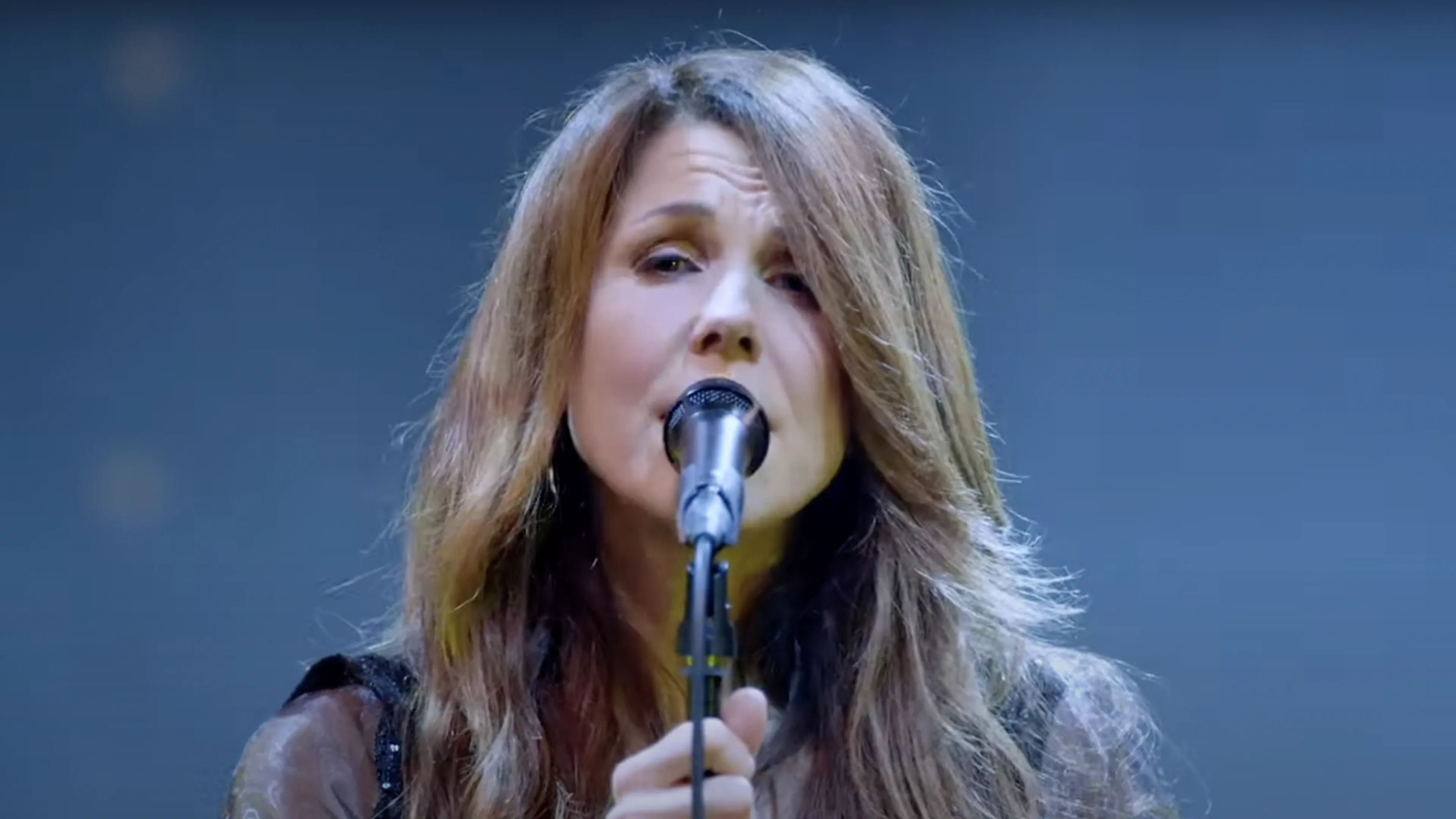 Dit lied ráákt: Joke Buis zingt 'De deur op een kier' voor de mensen die de weg even kwijt zijn