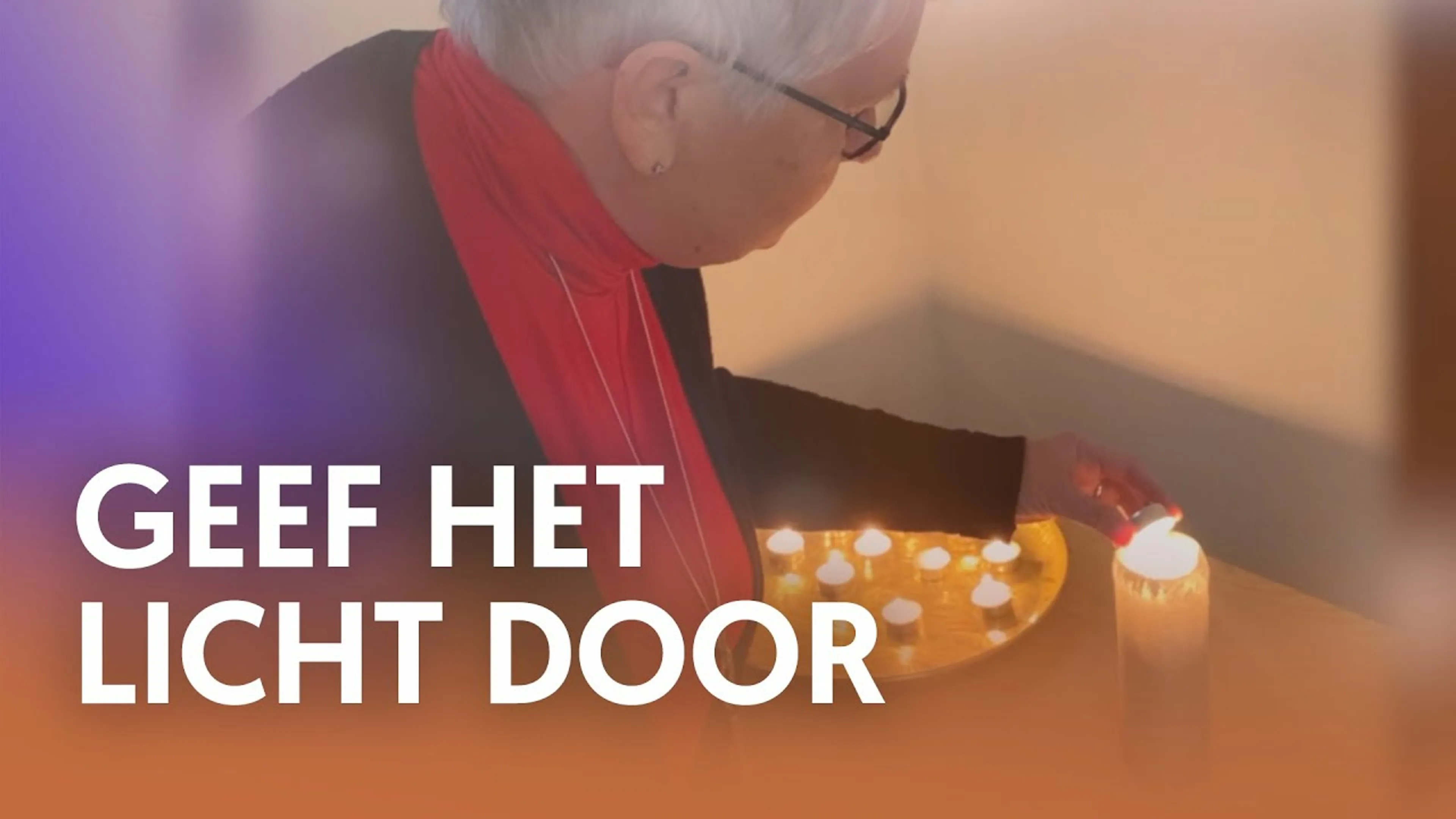 Koorleden van The Choir Company geven het licht door met Kerst