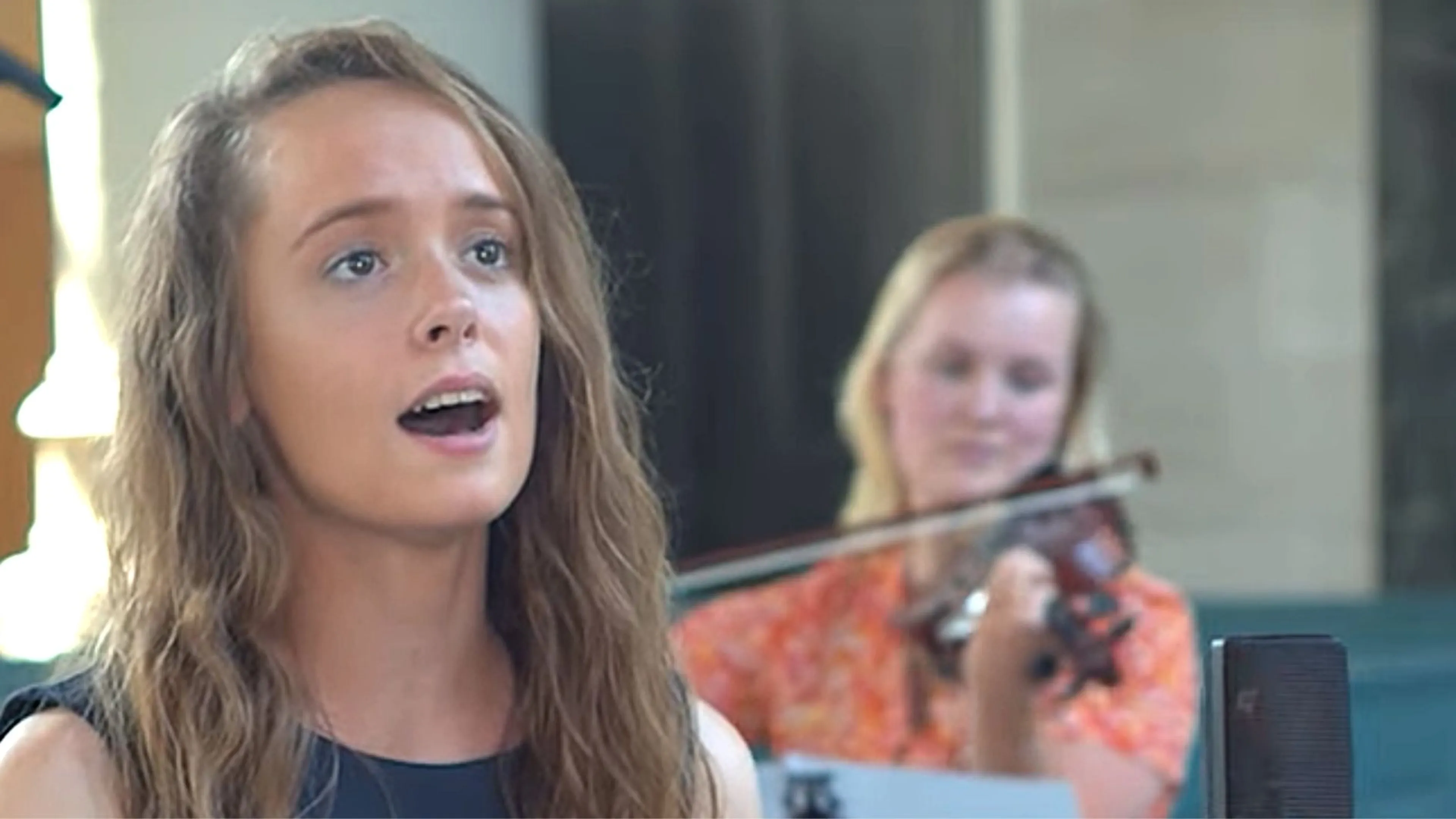 'Lichtstad met uw paarlen poorten' gezongen door Tenira en John