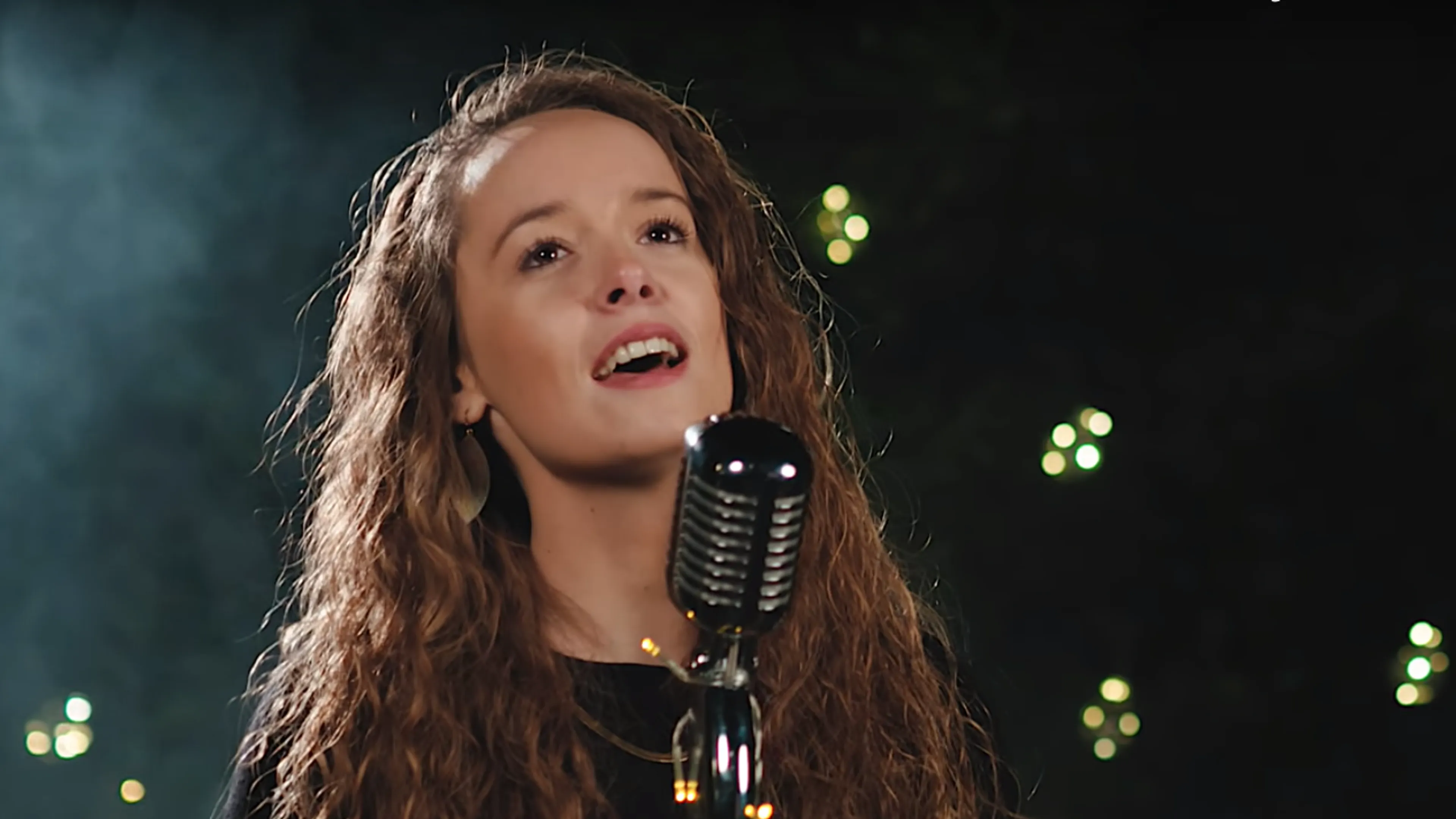 Tenira Sturm straalt bij het zingen van haar eigen kerstlied: 'Kerstlicht'