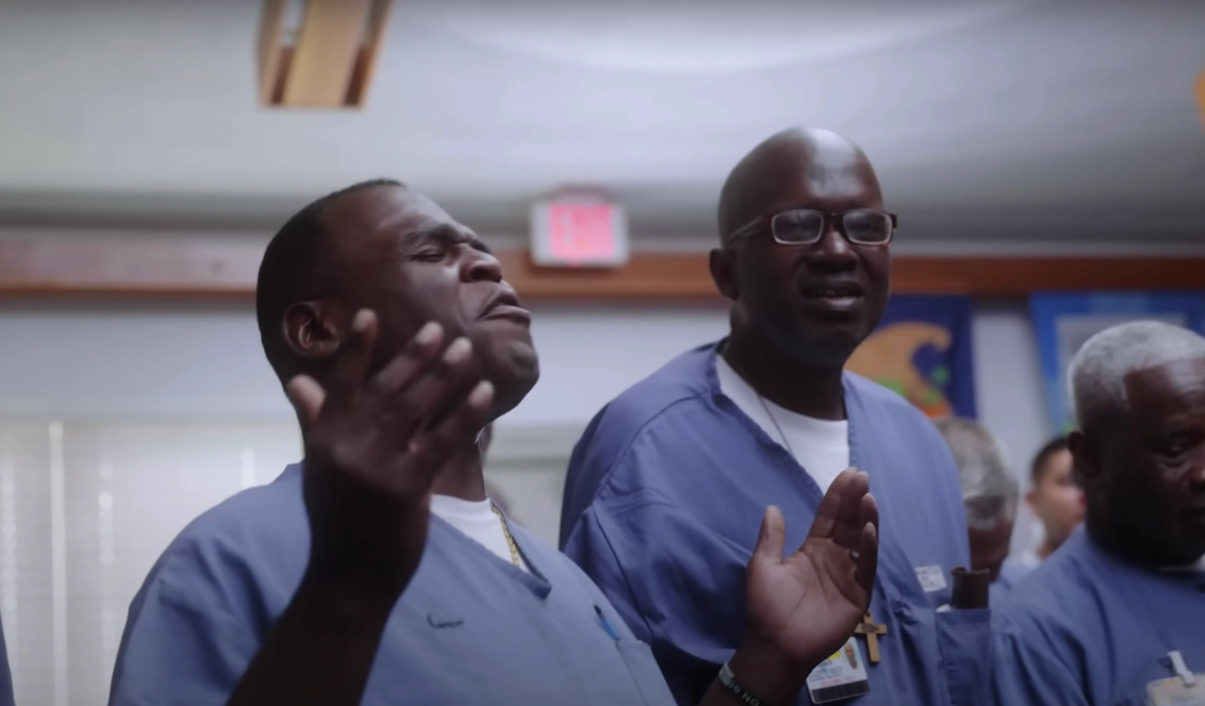 Kippenvel! Gevangenen prijzen God achter de tralies