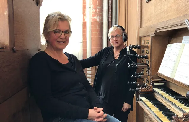 Elsbeth Gruteke in gesprek met organist Leonore Lub.