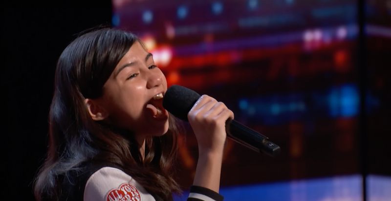 De 11-jarige Maddie verrast spontaan zingend jury en publiek met 'Amazing Grace'!