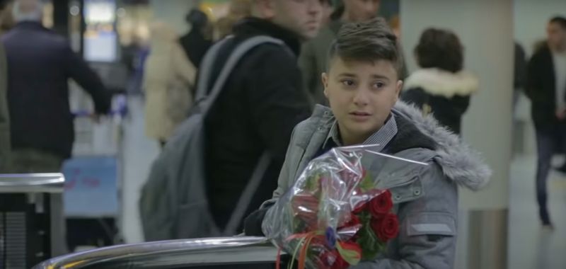 Wat hartverwarmend! Een 11-jarige vluchteling wordt na ruim 2 jaar weer herenigd met zijn ouders