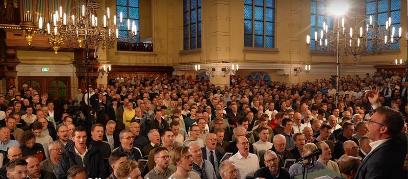 Indrukwekkend: 1700 mannen in Katwijk zingen Psalm 65 vers 1, 3 en 6