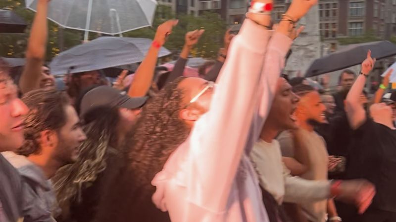 Hoe bijzonder: ‘Amsterdam Zingt’ midden op de Dam!