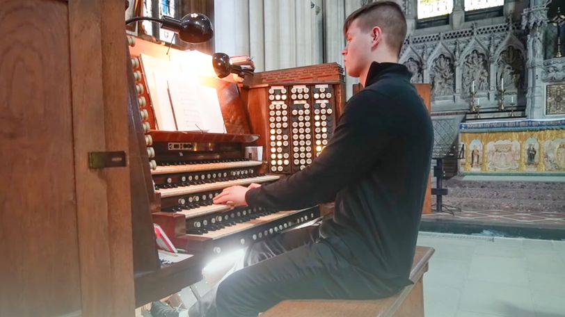 Prachtige uitvoering van 'Wees stil voor het aangezicht van God' op het orgel