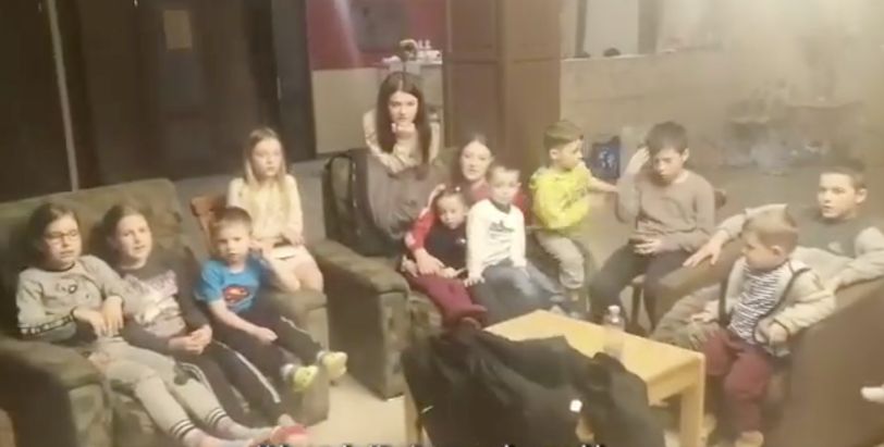 Luister naar gevluchte Oekraïense kinderen die het ontroerende lied 'Abba' zingen