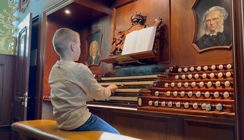 Jong orgeltalent speelt schitterend Paaslied in Katwijk